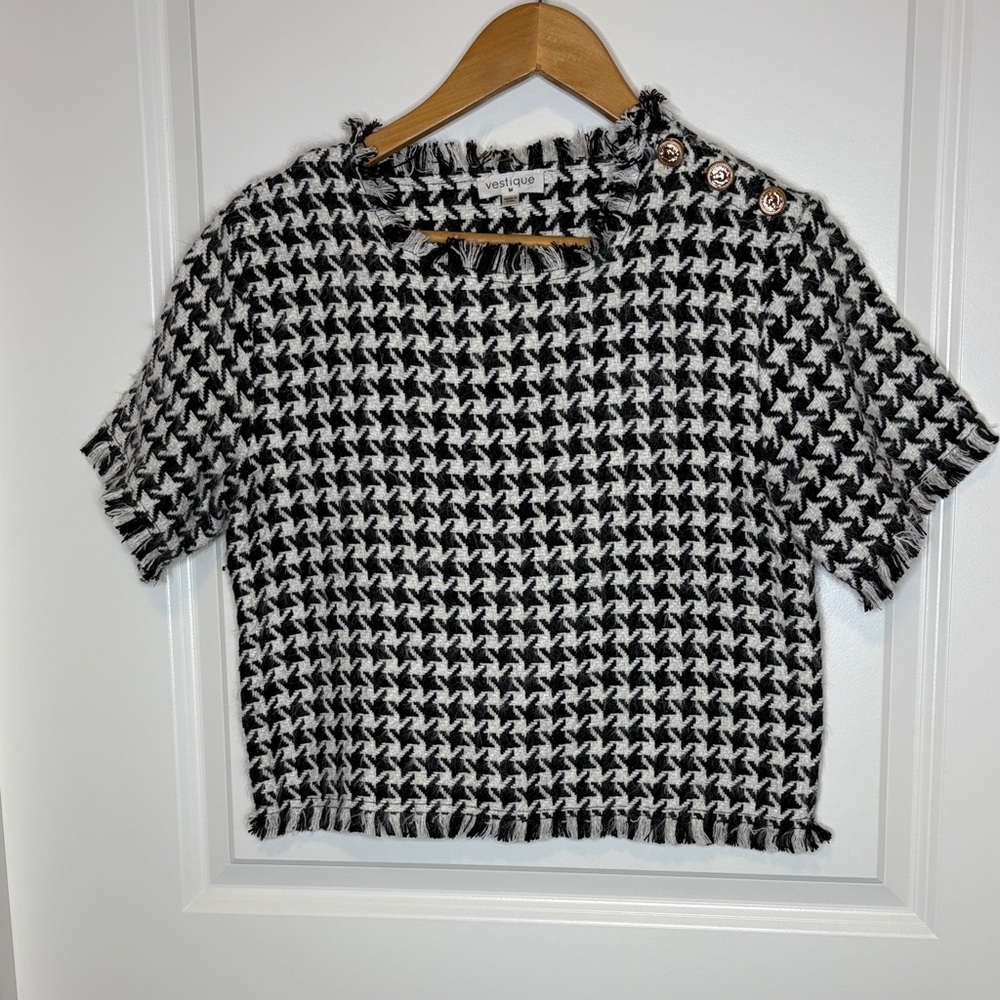 vestique Black & White Houndstooth Short Sleeve Knit Top with Shoulder Buttons